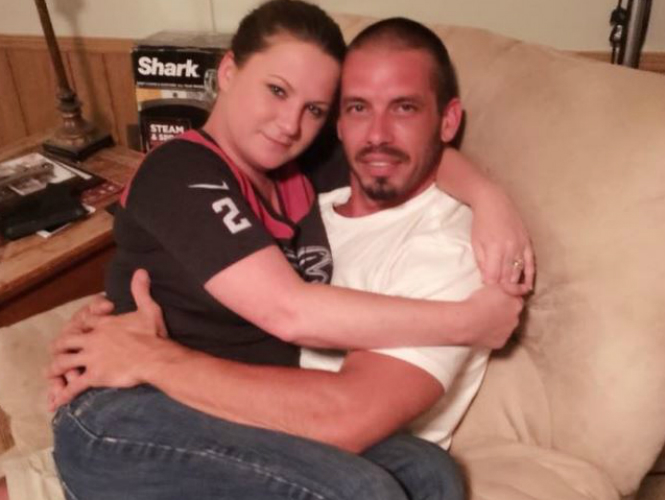 Mujer renuncia a su trabajo para amamantar a su novio