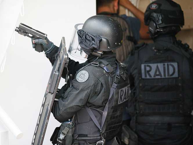 Hombre mata a policía y toma como rehén a su familia