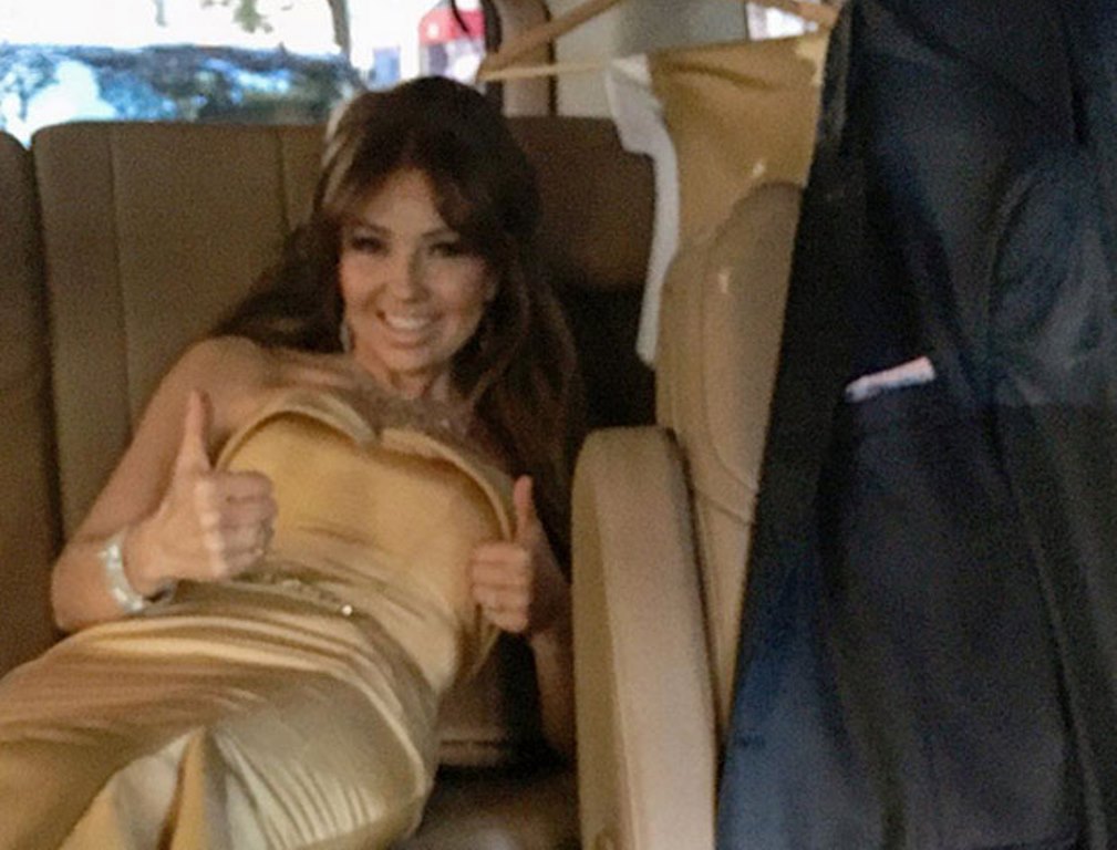 Thalía se pone su vestido en el auto para que no se arrugara