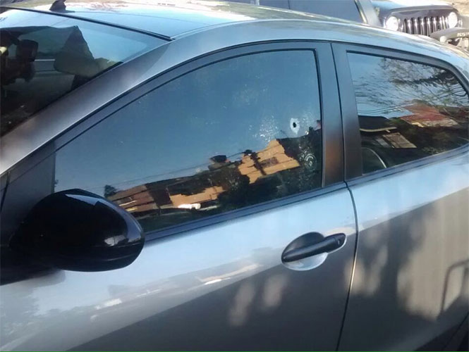 Mujer embarazada es baleada al interior de su auto