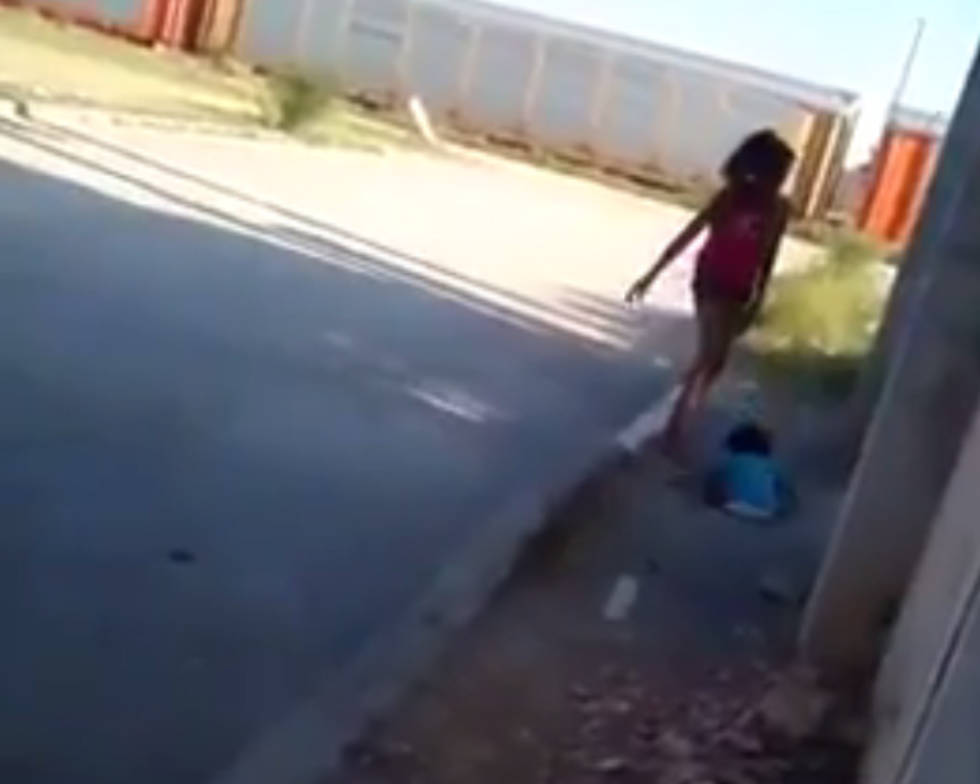 Mujer golpea y patea a su bebé