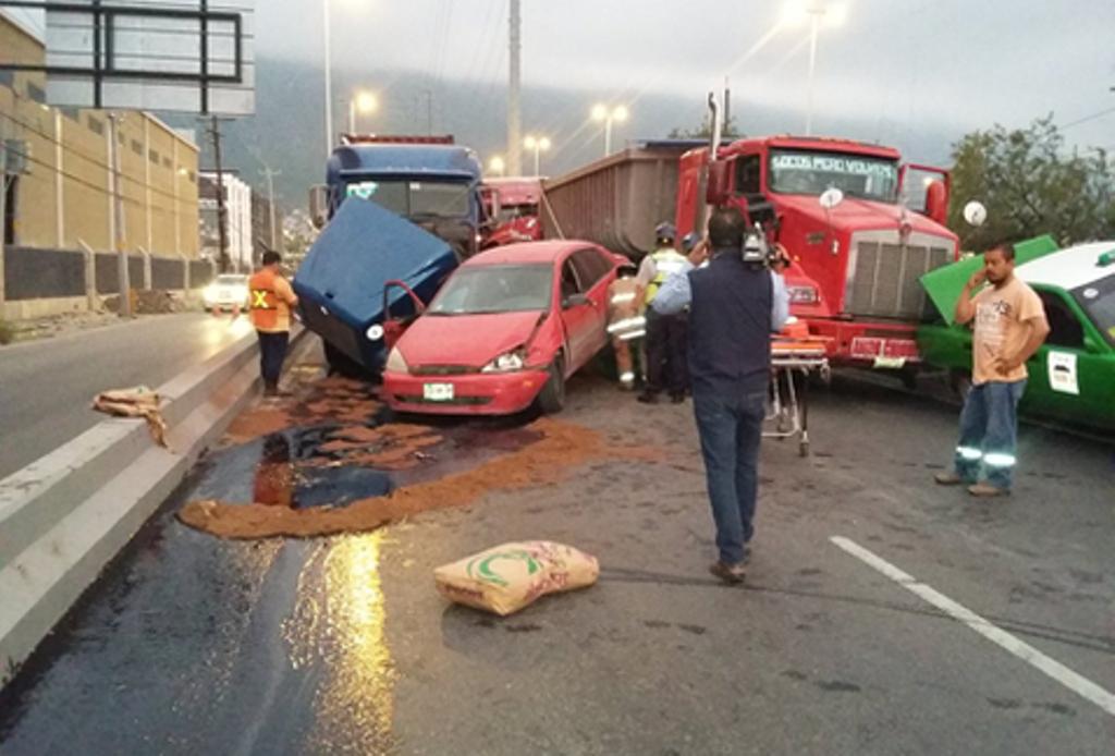 Taxi queda aplastado entre tráileres en Monterrey