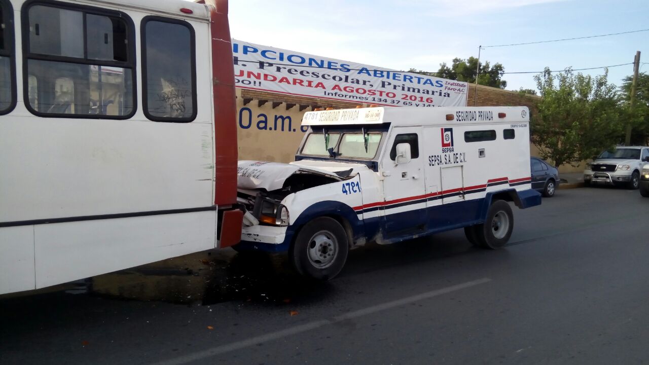 Choca camión de valores con transporte público