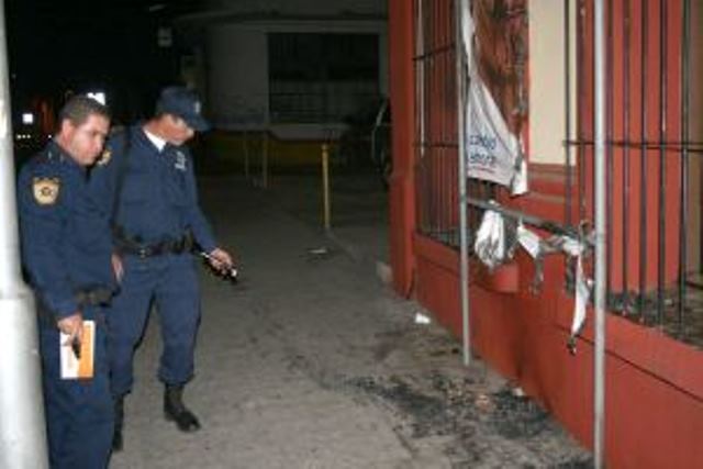 Arrojan explosivo casero a oficinas del PRD-Veracruz