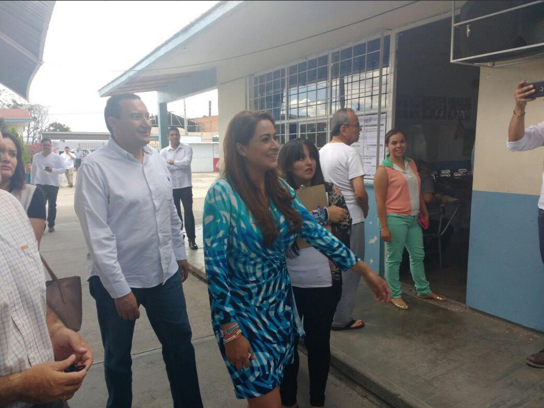 Escoltas de candidata panista agreden <br>a periodistas en Aguascalientes