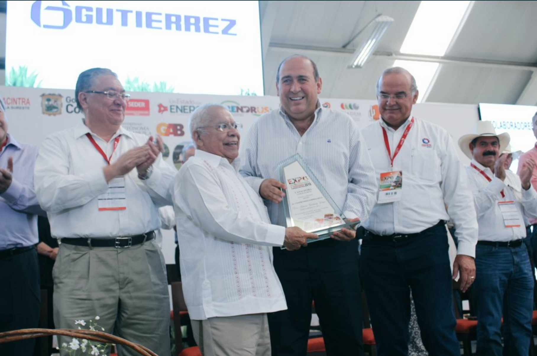 Entrega Canacintra reconocimiento a Don Antonio Gutiérrez