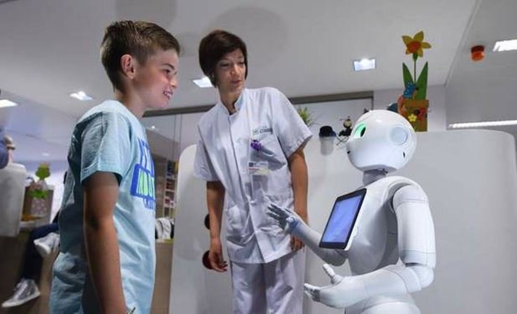 Ponen a la venta primer robot humanoide que atiende a personas
