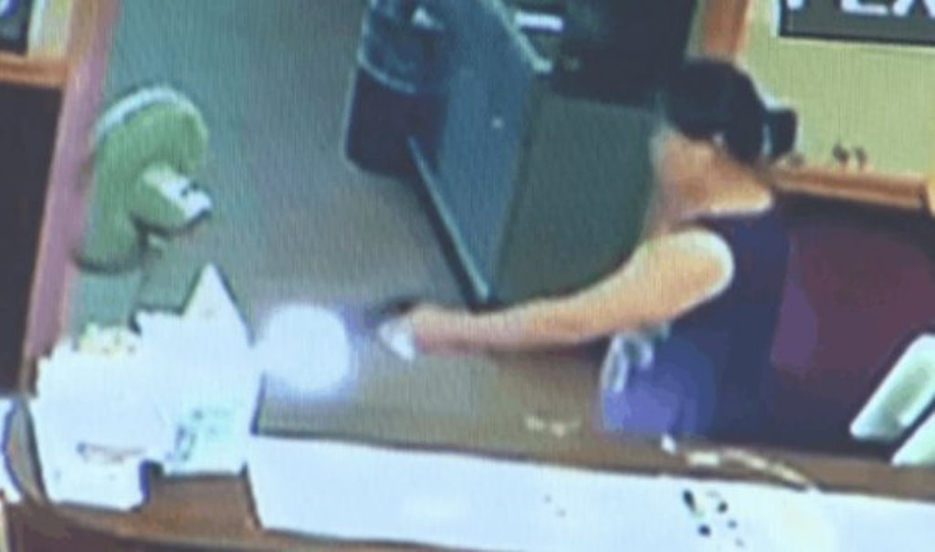 Valiente mujer evita asalto en restaurante