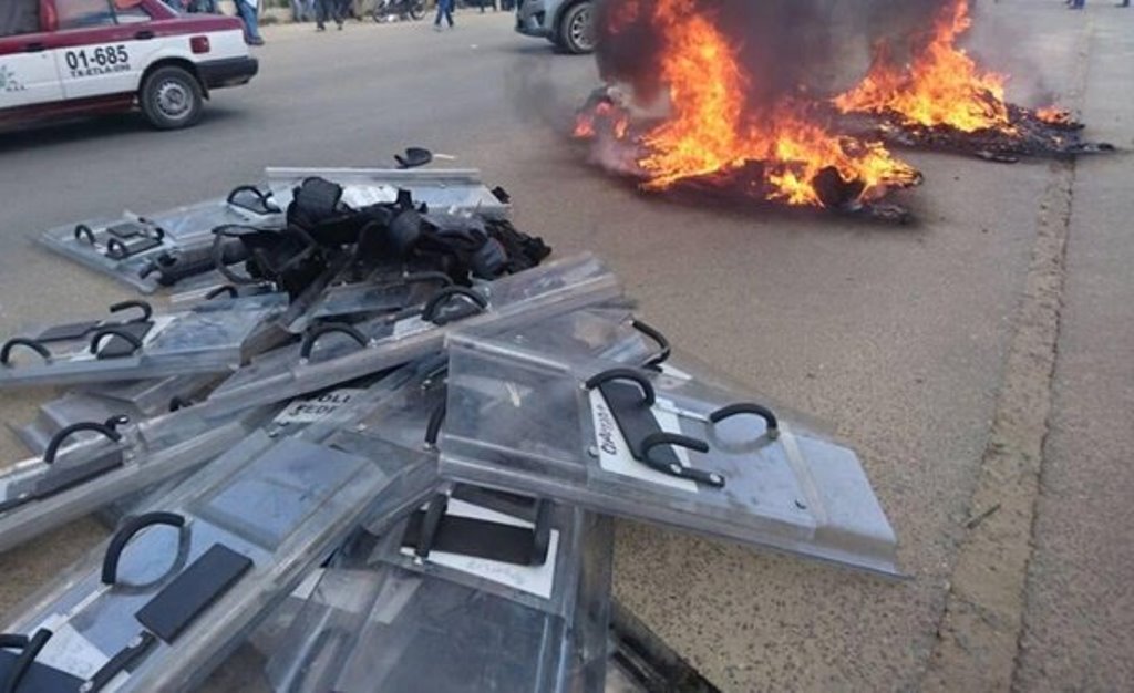 Maestros toman autobús de policías antimotines y queman su equipo