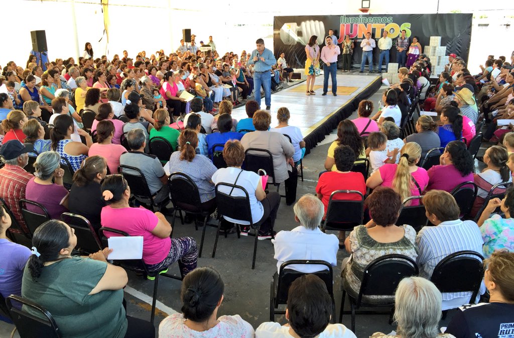 Entrega Riquelme focos ahorradores a habitantes de colonia Valle Oriente