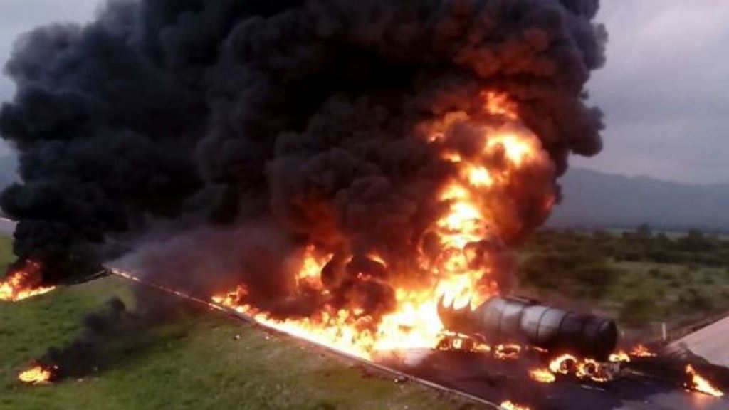 Choque de dos pipas deja una persona muerta y cuantiosos daños