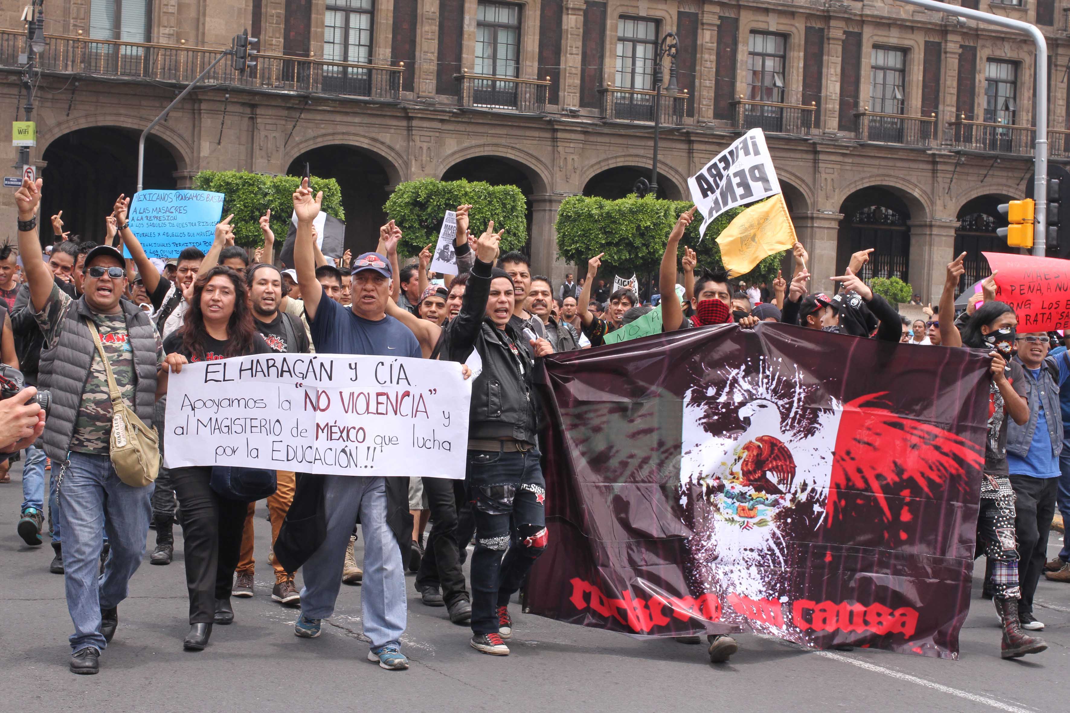 Sedesol negocia con manifestantes en el Zócalo