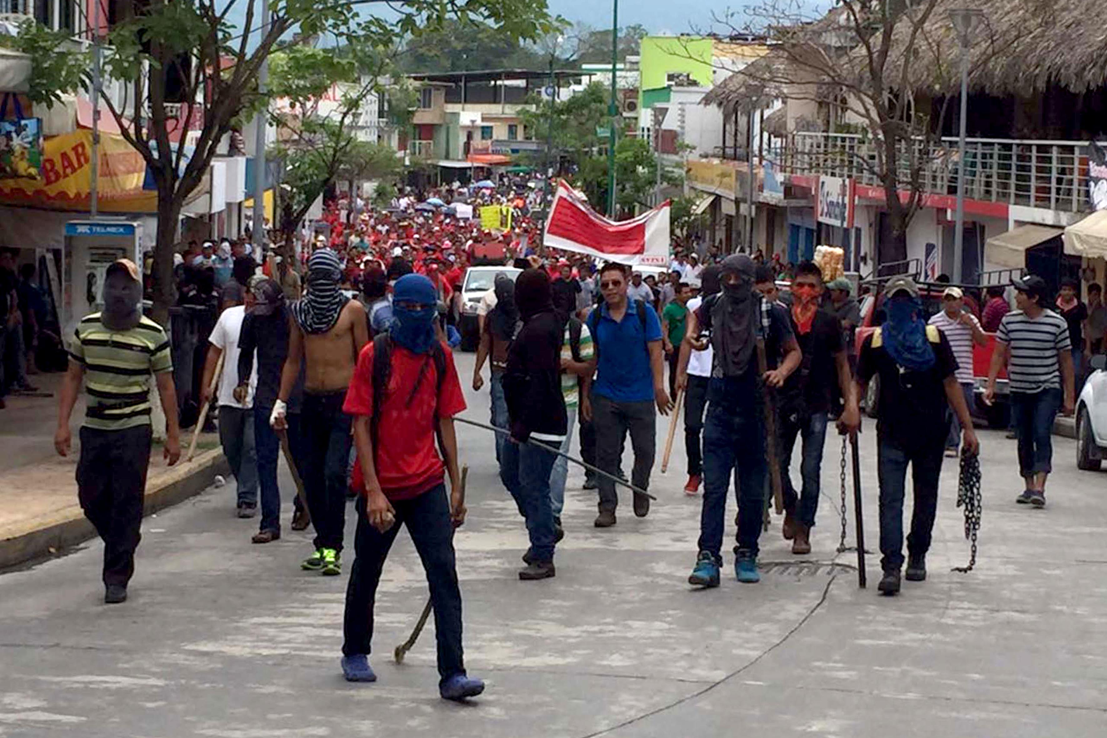Vandalizan alcaldía en apoyo al magisterio