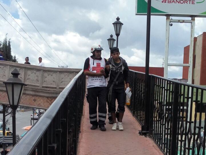 Intenta tirarse desde puente sobre bulevar Carranza; logran salvarlo