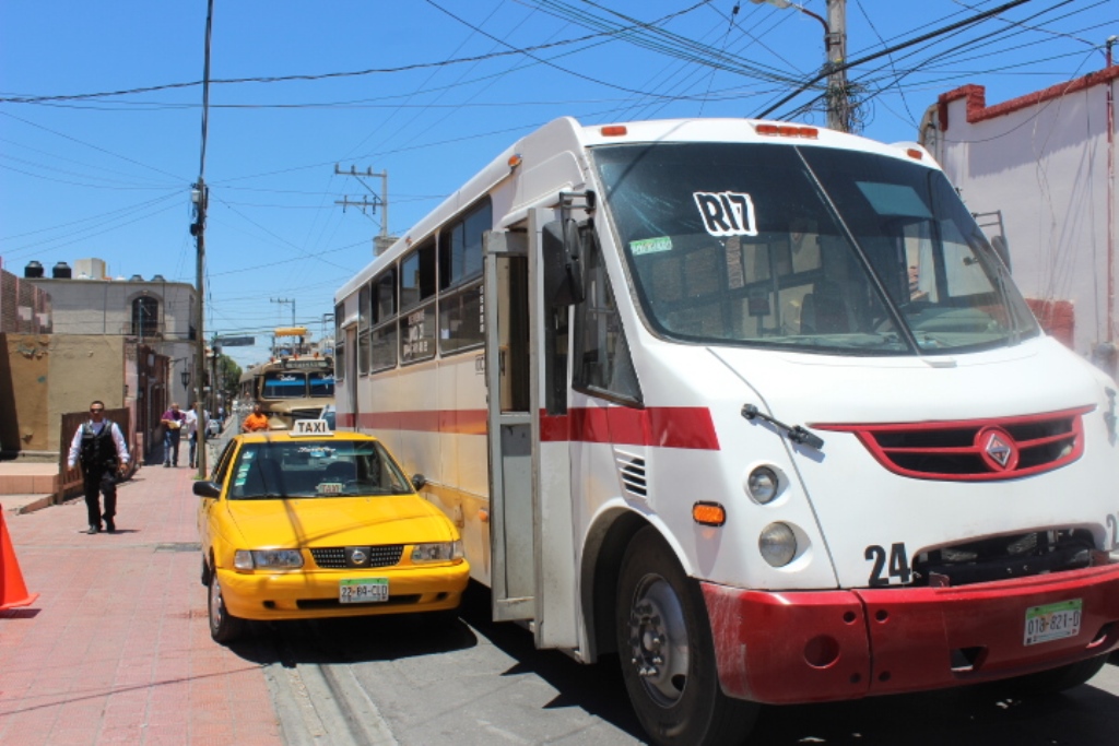 Desquician tráfico en el centro taxista <br> y chofer de transporte urbano
