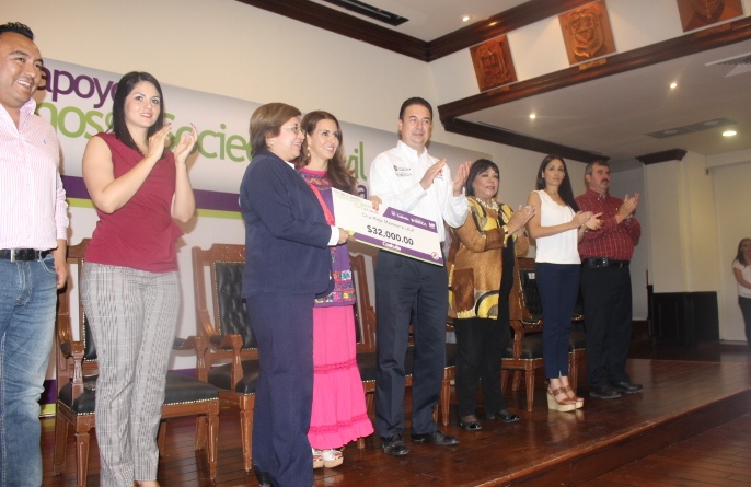 Entregan apoyos a organismos civiles en Coahuila