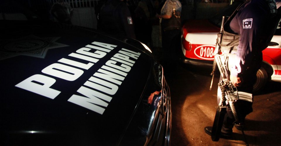 Policías se confunden y disparan a una famillia; hay dos muertos