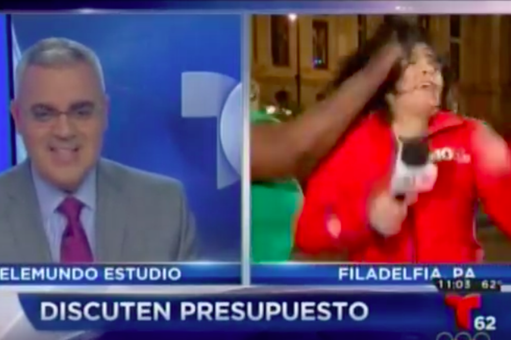 Golpean a reportera mientras transmitía en vivo