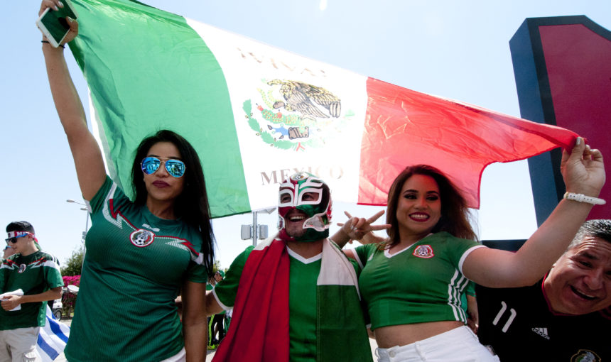 Mexicanos hacen todo por estar con los jugadores del Tri