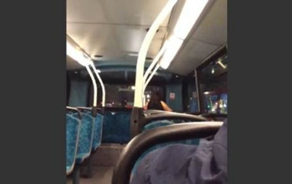Sorprenden a pareja teniendo relaciones en un autobús