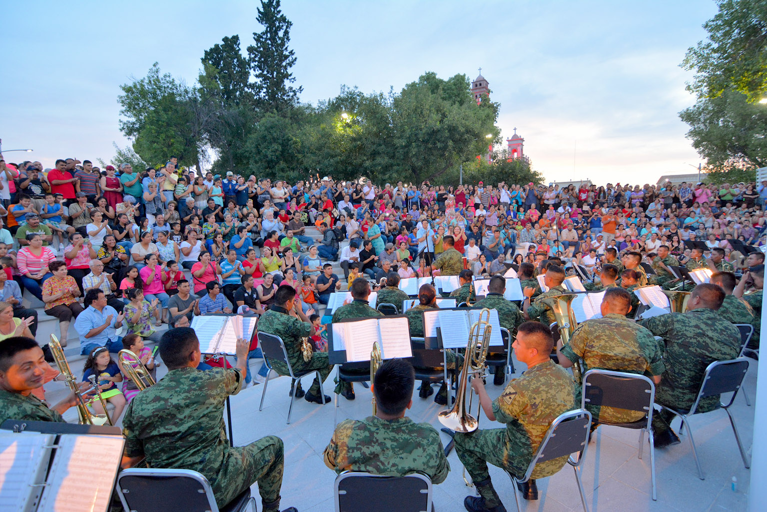 Disfrutan cientos de nigropetenses <br>concierto de banda del EJército