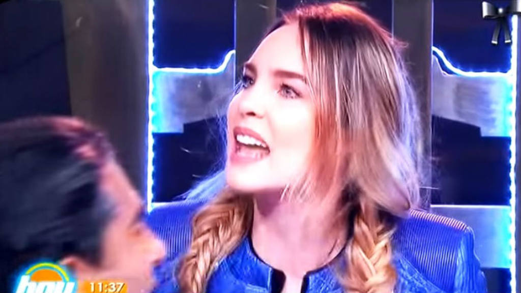 Belinda se ríe de su grosería en tv