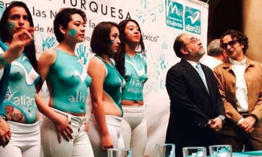 Critican a Nueva Alianza por mostrar a mujeres sin blusa