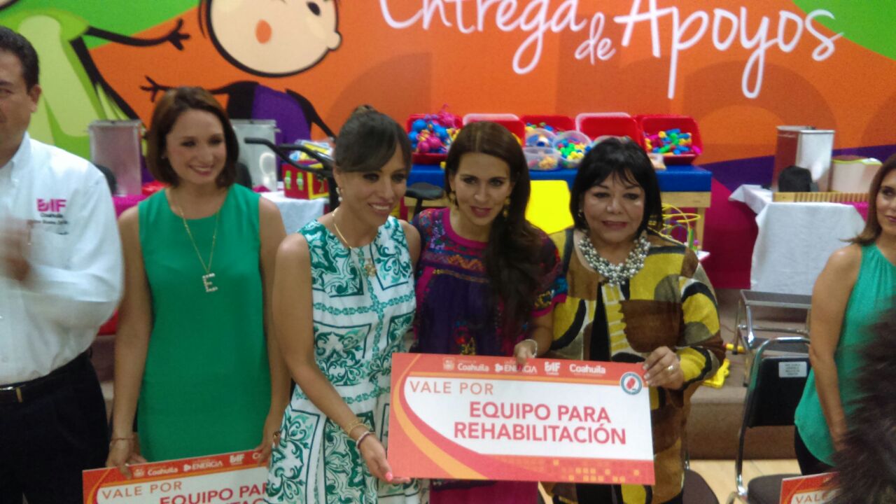 Entrega Carolina Viggiano equipo <br>a Unidades Básicas de Rehabilitación