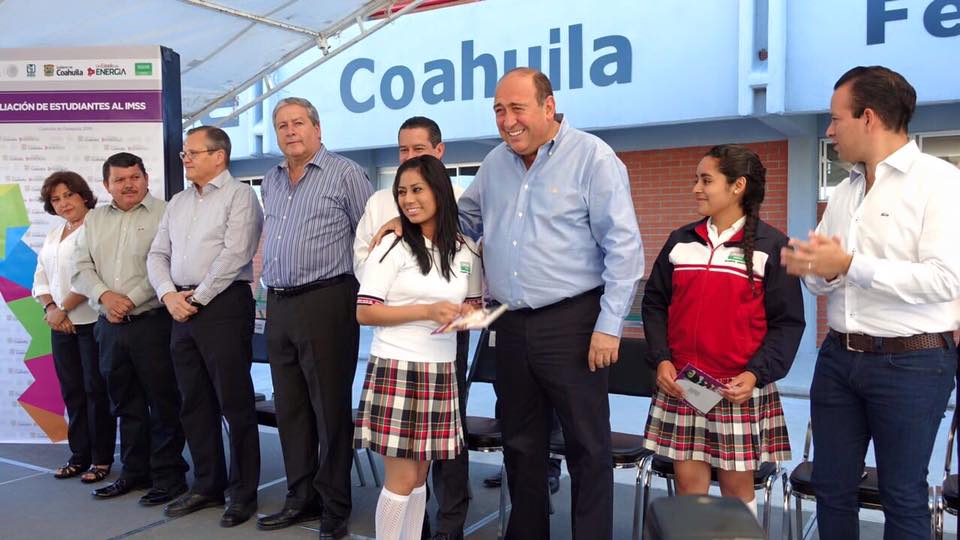 Entrega Rubén certificados de afiliación <br>al IMSS a estudiantes en Ramos