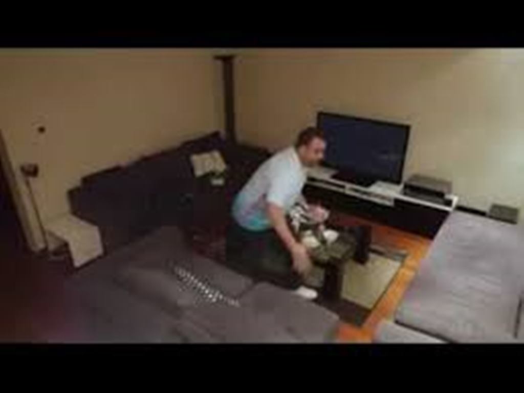 Destroza la televisión tras broma pesada de su novia