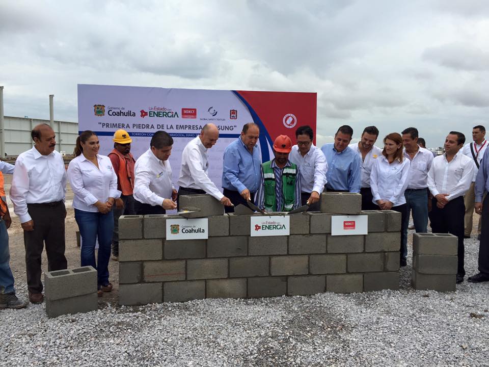 Coloca Rubén primera piedra <br>de nueva empresa en Torreón