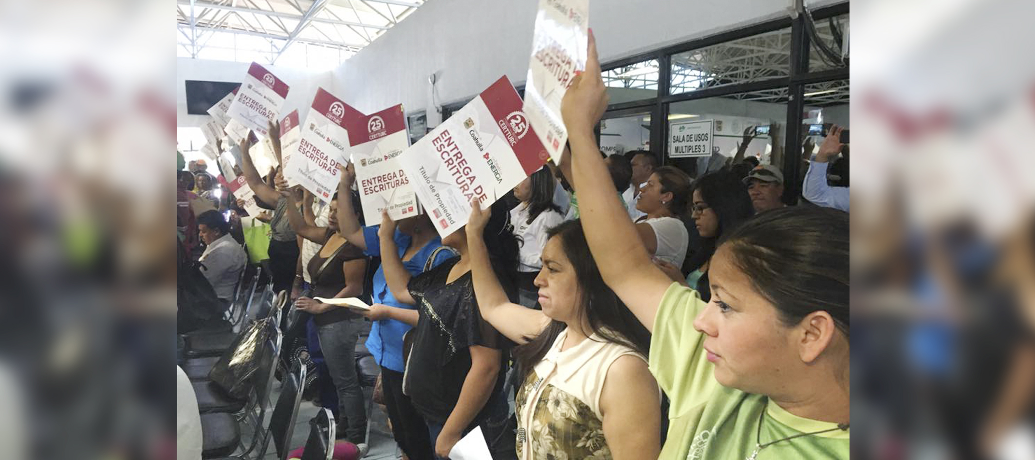 Entrega Rosario Robles <br>escrituras en Ramos Arizpe