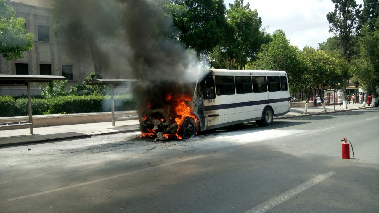 Arde combi en la calle Venustiano Carranza
