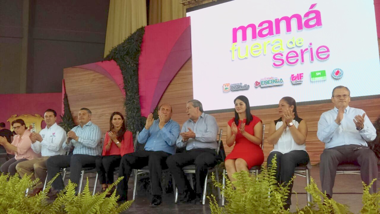 Entregan Rubén y Carolina Viggiano <br>Presea “Mamá fuera de serie”