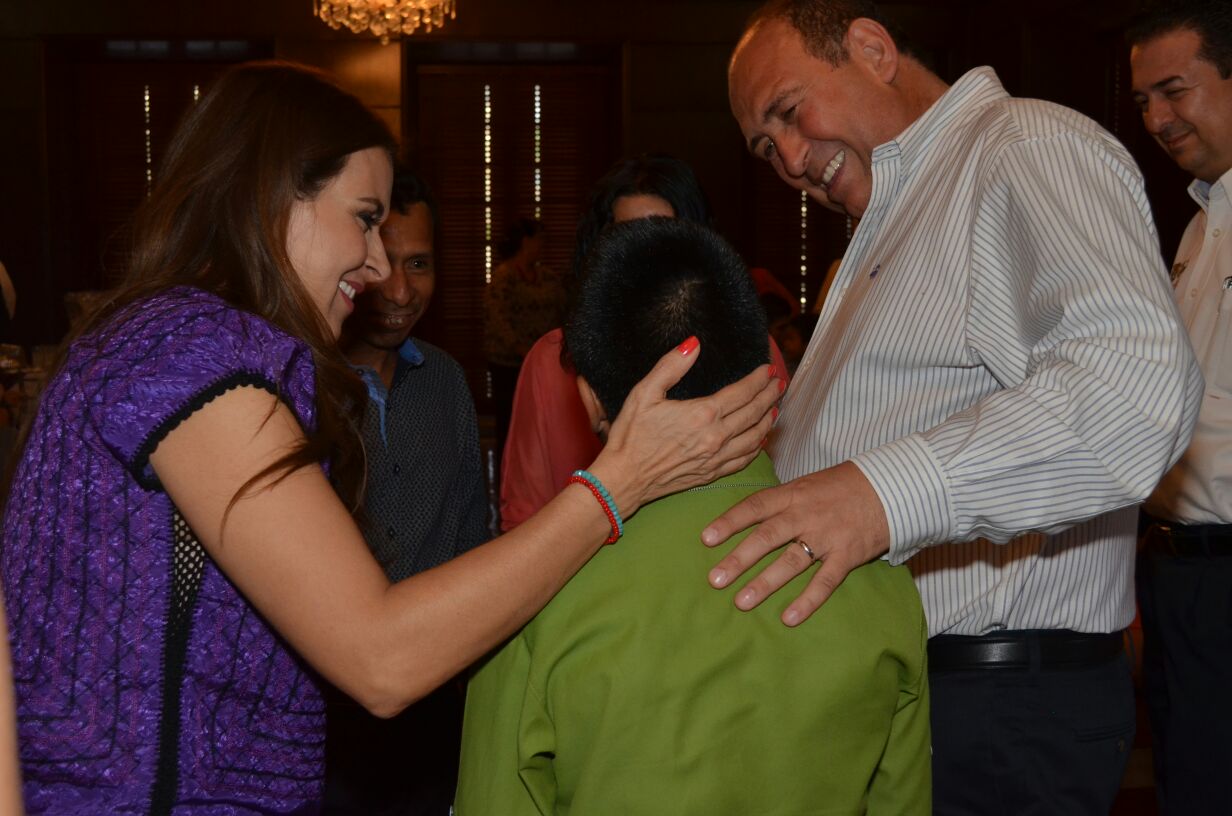 Entregan Rubén Moreira y Carolina Viggiano a 15 niños en adopción