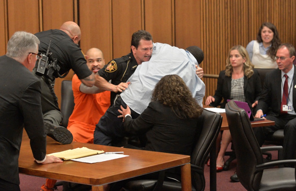 En pleno juicio, hombre intenta golpear al violador de su hija