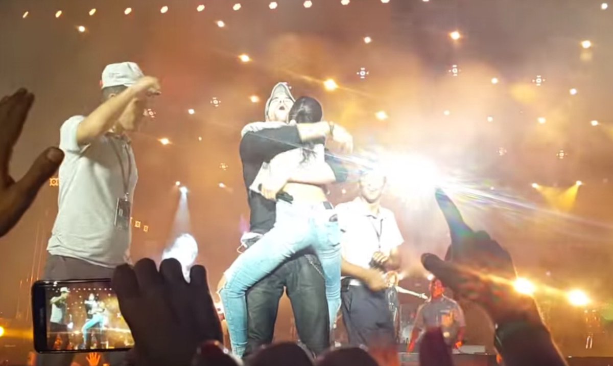 Fan eufórica salta a los brazos de Enrique Iglesias