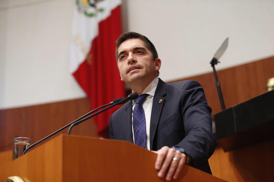 Reitera Televisa: Luis Fernando <br>Salazar “volteó” 3de3 contra la IP