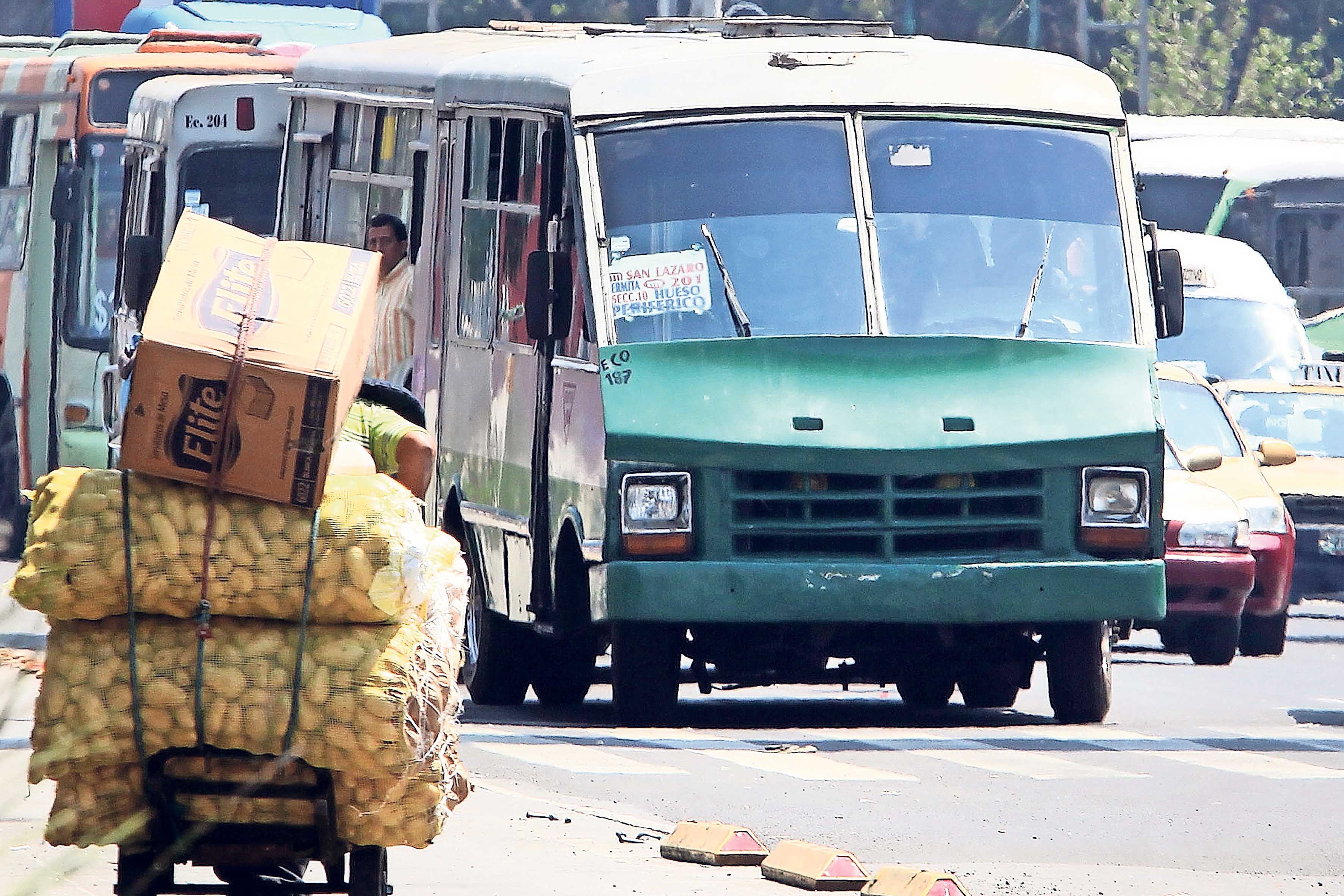 Anuncia Mancera chatarrización de 700 microbuses