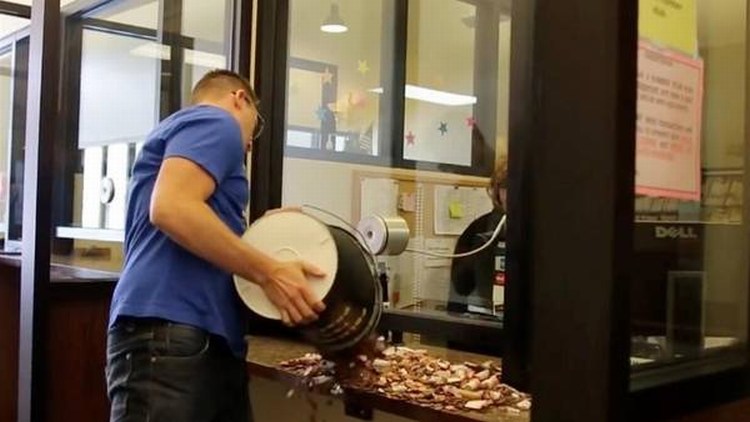 Paga multa con dos baldes llenos de monedas