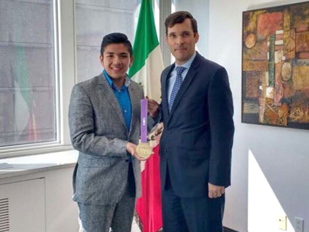 Joven Mexicano gana premio con fertilizante a base de orina