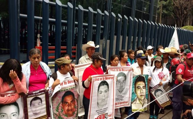 Padres de los 43 revelan acuerdo con Segob