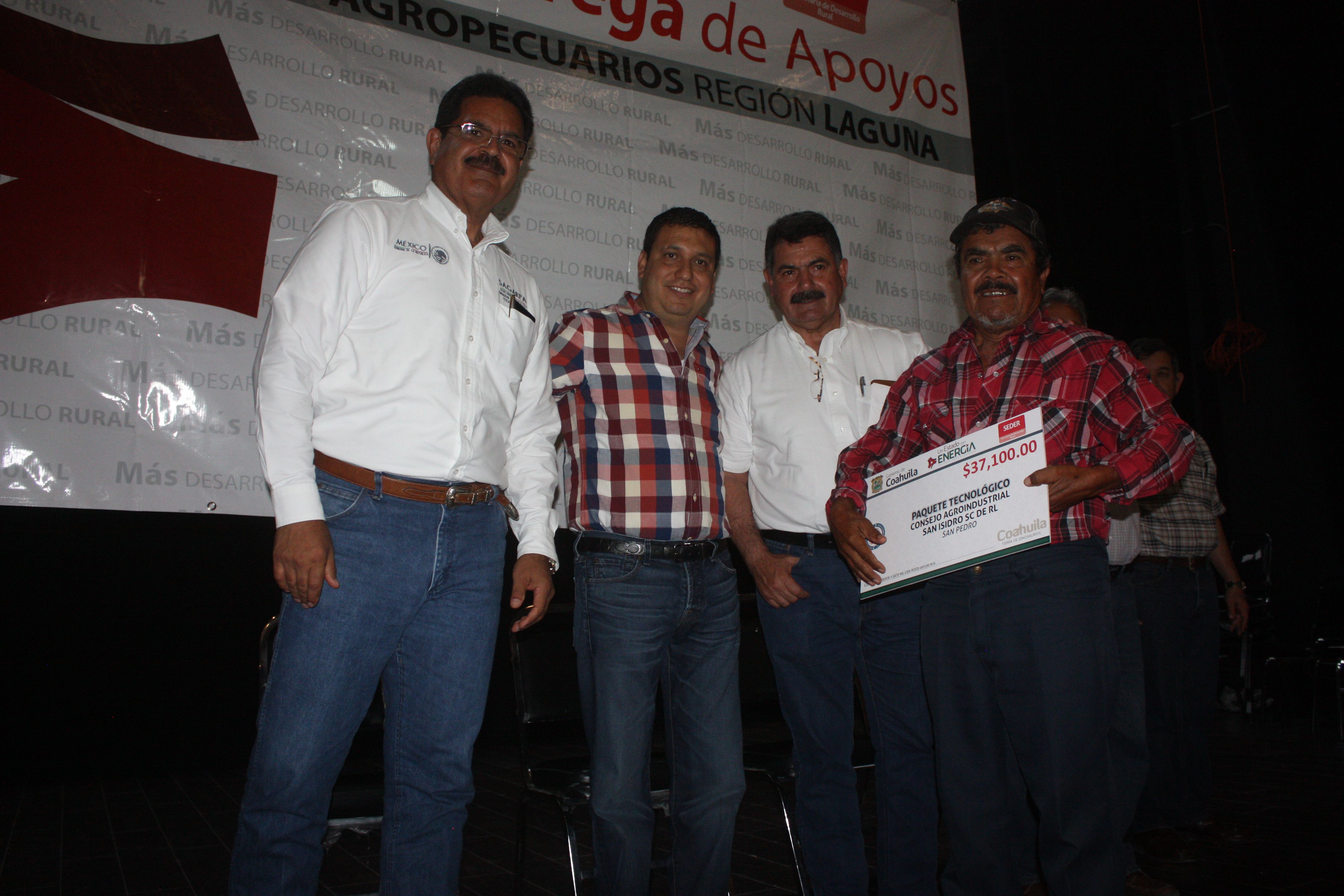 Entregan apoyos de seguro catastrófico y paquete tecnológico en San Pedro