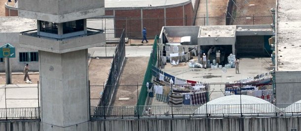 Familiares de reos denuncian corrupción en penal del EdoMex