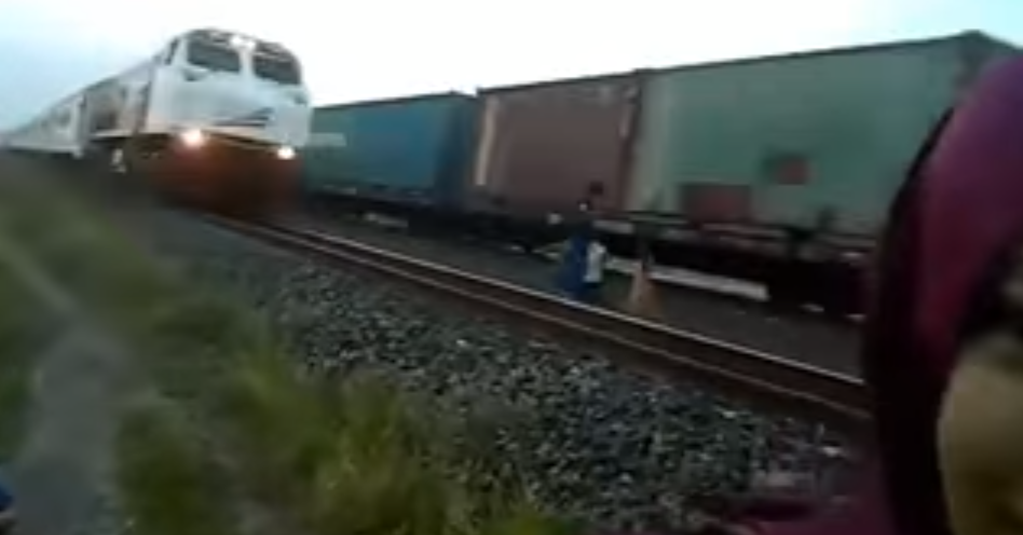 Difunden video de supuesto niño atropellado por un tren