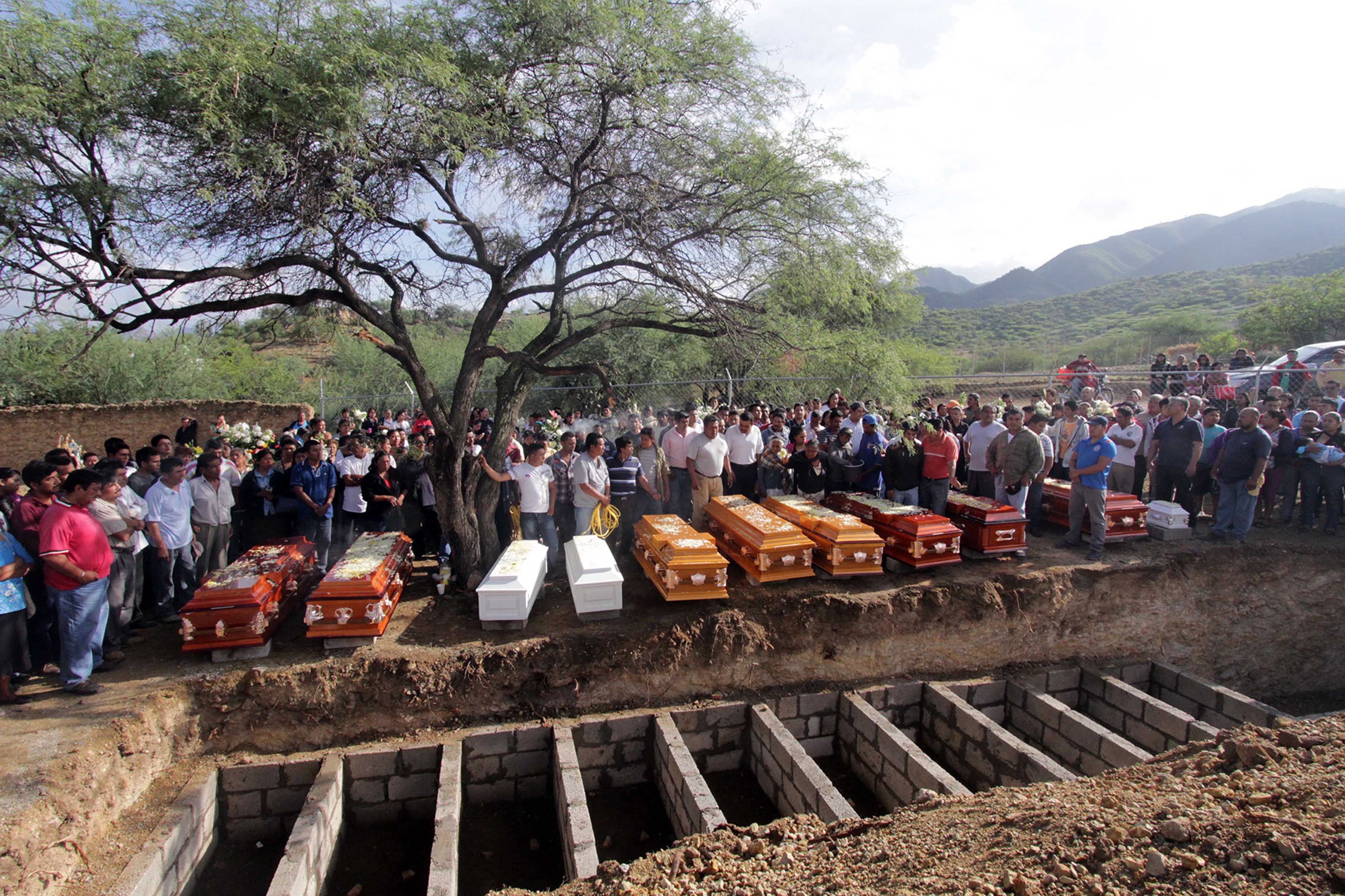 Sepultan a víctimas de multihomicidio en Puebla