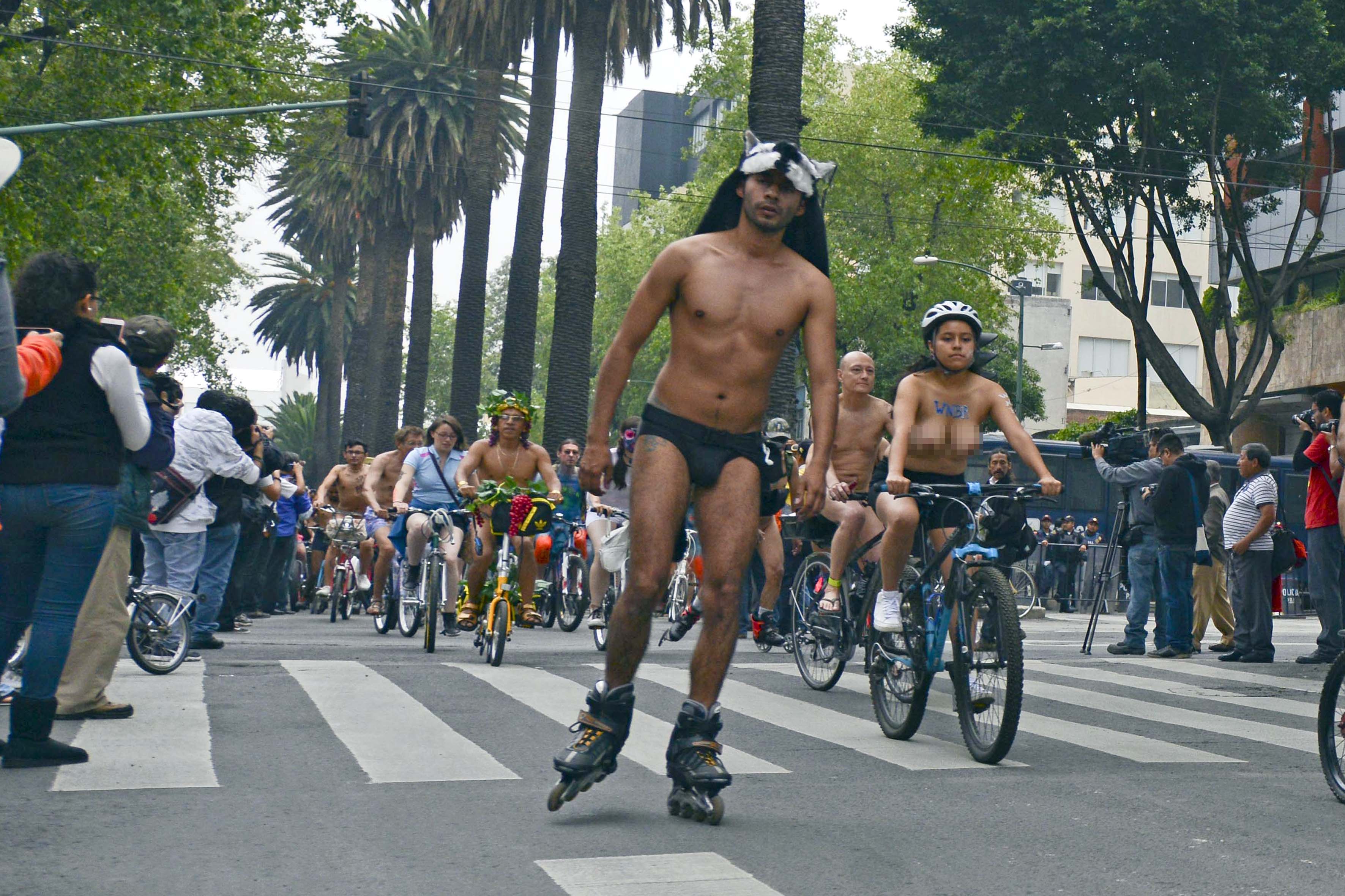 Con rodada nudista, piden más seguridad para ciclistas
