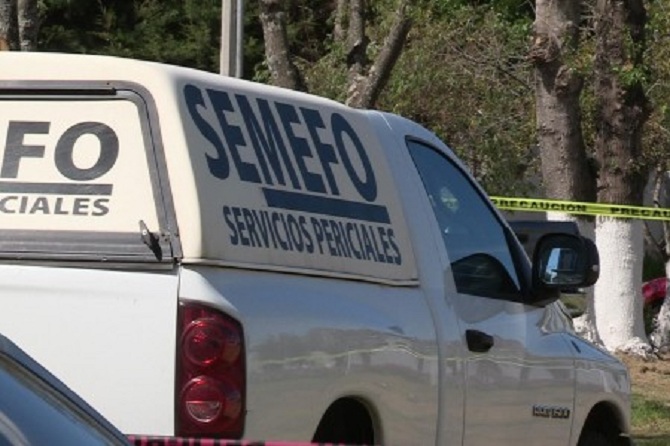 Mueren dos personas calcinadas tras volcadura