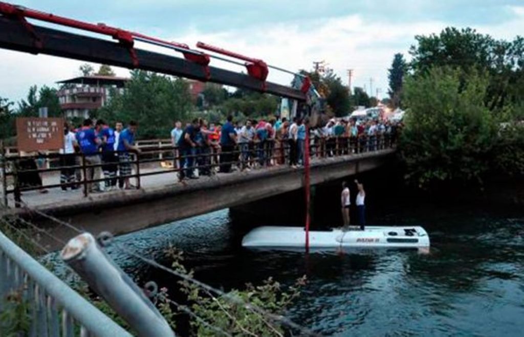 Cae autobús escolar a un canal; hay 14 muertos