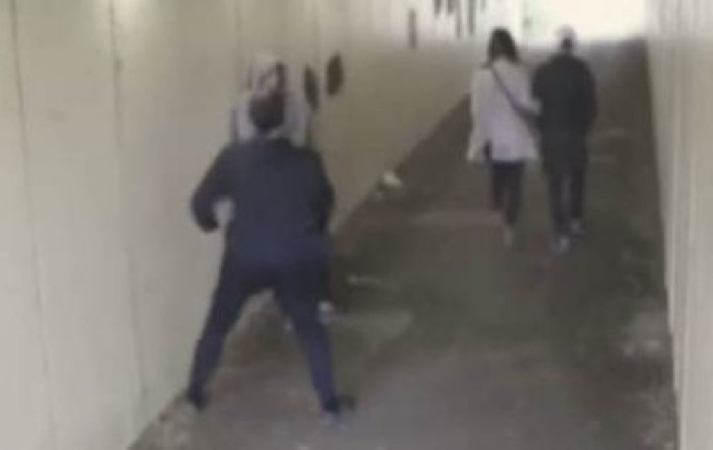 Lanzan piropos a su novia y los noquea